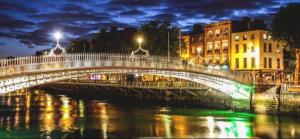 Udsigt til en flod der løber i nærheden af lejligheden + 7 billeder