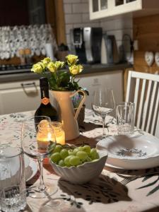 a table with a bowl of grapes and a bottle of wine at Chata Lawendowa in Sasino