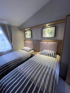 Кровать или кровати в номере 2-6 guests Holiday Chalet in Durdle Door