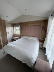 Кровать или кровати в номере 2-6 guests Holiday Chalet in Durdle Door