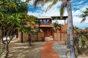 una casa con palmeras delante en Villa Vida Cabo - Authentic Spacious Ocean View Near Beach & Town, en San José del Cabo