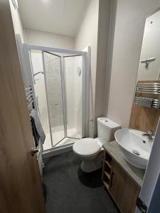 Ванная комната в 2-6 guests Holiday Chalet in Durdle Door