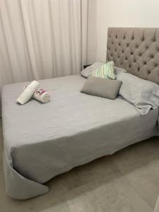 Una cama grande con dos almohadas encima. en HOTEL SOLEADO MH, en Monte Hermoso