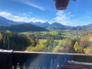 uma vista para um vale a partir da varanda de uma casa em Bergblick em Edlbach