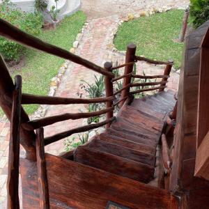 un escalier en bois entouré d'une clôture en bois dans l'établissement Samara Lodge, à Vilanculos