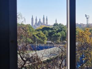- une vue sur la ville depuis la fenêtre dans l'établissement PASARELA ALMOZARA HOME, à Saragosse