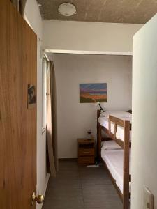 1 dormitorio con 2 literas y ventana en Buenavida, en La Pedrera