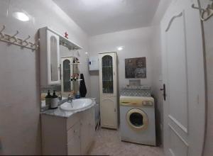 a bathroom with a sink and a washing machine at Paraiso in Tacoronte