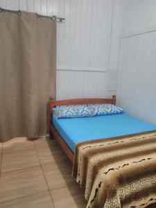 a bedroom with two beds in a room at Kitnet Avenida in Imbituba