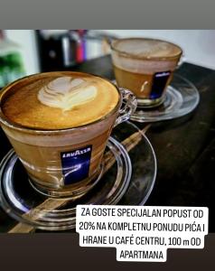 zwei Tassen Kaffee auf einem Tisch in der Unterkunft Apartman Centar Ivanjica in Ivanjica