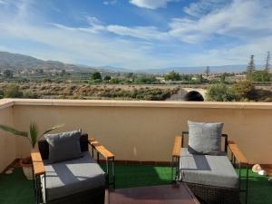 balcón con sillas y vistas a un puente en Ático Aire del Andarax con terraza y aparcamiento entre el mar y desierto - Alborania, en Viator