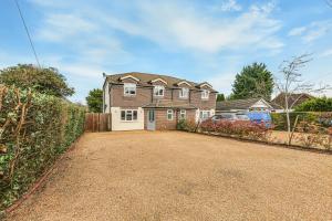 uma casa com uma entrada em frente em Moselle House em Biggin Hill