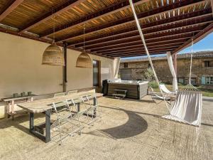 Gallery image of Dépendance du château avec jacuzzi privé in Yzeron +4 photos