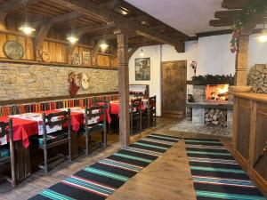a restaurant with a table and chairs and a brick wall at Кондеви къщи in Kovačevica