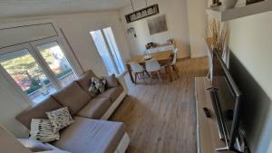 sala de estar con sofá y mesa en Apartamento CREMALLERA Ribes de Freser, en Ribes de Freser
