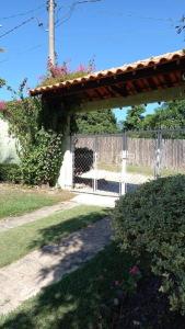 um jardim com uma cerca de madeira e um portão com uma cruz em Chacara muito bonita região de Limeira - Sp em Limeira