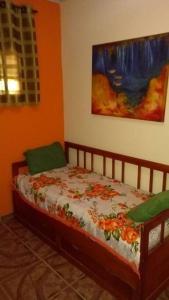 Un dormitorio con una cama con flores. en Chacara muito bonita região de Limeira - Sp en Limeira