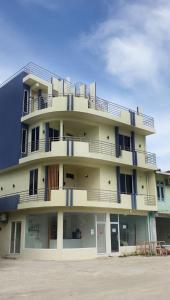 un edificio con balcones en un lateral en Oren en Maamigili