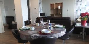 a table with plates and wine glasses and a couch at pleno centro nuevo parking in León