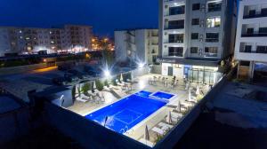 widok na budynek z basenem w obiekcie Hotel Lajka Luxury w Ulcinju
