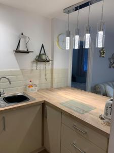 eine Küche mit einer Arbeitsplatte und einem Waschbecken in der Unterkunft SUNNY RHYL BUNGALOW in Rhyl