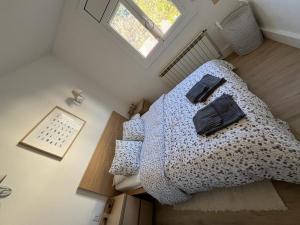 Un dormitorio con una cama con almohadas. en Apartamento CREMALLERA Ribes de Freser, en Ribes de Freser