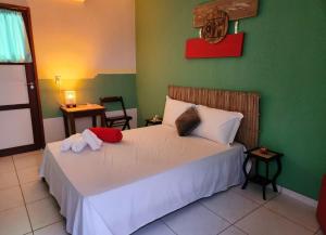 Pousada Recanto Oriental في بالماس: غرفة نوم عليها سرير وفوط