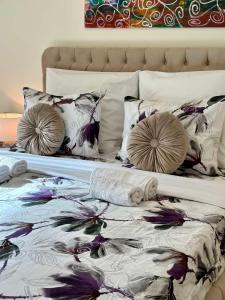 Una cama con almohadas y una manta. en Sunshine Beach Studio en Saints Constantine and Helena