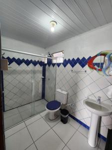 uma casa de banho com um WC e um lavatório em Pousada Vista Bela em Arraial d'Ajuda