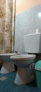 łazienka z toaletą i zasłoną prysznicową w obiekcie Casa Mamani w mieście Tilcara