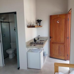 ein Bad mit einem Waschbecken und einem WC in der Unterkunft Chalé Vale Sereno Classic in Camanducaia
