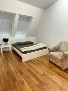 1 dormitorio con 1 cama, 1 sofá y 1 silla en City rooms, en Viena