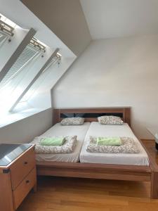 1 dormitorio con 2 camas en un ático en City rooms, en Viena