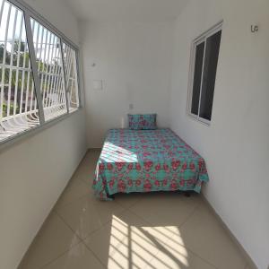 Un dormitorio con una cama en una habitación con ventana. en Casa Germania, en Canoa Quebrada
