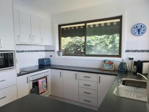 Η κουζίνα ή μικρή κουζίνα στο Bondi Breeze @ Tuross Head +28 φωτογραφίες