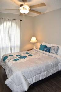 - une chambre avec un lit et un ventilateur de plafond dans l'établissement Relaxing 4 Bedroom with Pool and Hot Tub, à Albuquerque