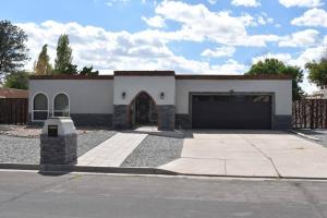 une maison blanche avec une allée et un garage dans l'établissement Relaxing 4 Bedroom with Pool and Hot Tub, à Albuquerque