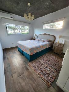 a bedroom with a bed and a rug at MarEz in Punta Del Diablo