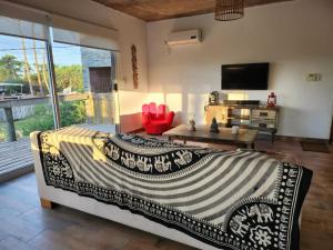 1 dormitorio con 1 cama grande y TV en MarEz en Punta Del Diablo