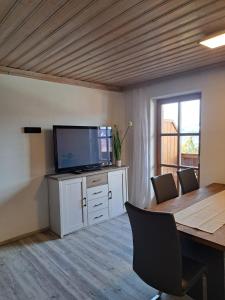 Televízia a/alebo spoločenská miestnosť v ubytovaní Apartment Sabrina
