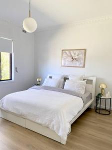 Katil atau katil-katil dalam bilik di LARGE home with office and large backyard