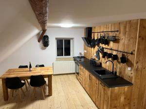 Kuchyň nebo kuchyňský kout v ubytování Apartmány Kanteho grunt + 36 fotografií