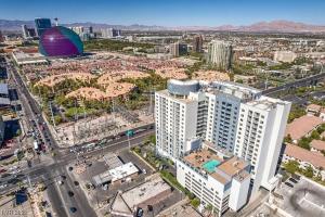 una vista aérea de una ciudad con un edificio alto en Spacious Retro 1 BR Condo with Sphere Views 1 Block from Vegas Strip NO Resort Fees, en Las Vegas
