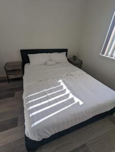 Postel nebo postele na pokoji v ubytování Huge Holiday Home 4Beds 2Baths in Gladstone near Shopping Center