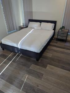 Postel nebo postele na pokoji v ubytování Huge Holiday Home 4Beds 2Baths in Gladstone near Shopping Center