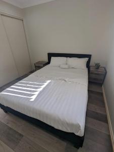 Postel nebo postele na pokoji v ubytování Huge Holiday Home 4Beds 2Baths in Gladstone near Shopping Center