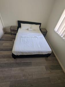 Postel nebo postele na pokoji v ubytování Huge Holiday Home 4Beds 2Baths in Gladstone near Shopping Center