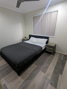 Postel nebo postele na pokoji v ubytování Huge Holiday Home 4Beds 2Baths in Gladstone near Shopping Center