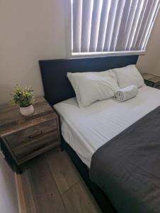 Postel nebo postele na pokoji v ubytování Huge Holiday Home 4Beds 2Baths in Gladstone near Shopping Center
