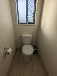 Koupelna v ubytování Huge Holiday Home 4Beds 2Baths in Gladstone near Shopping Center